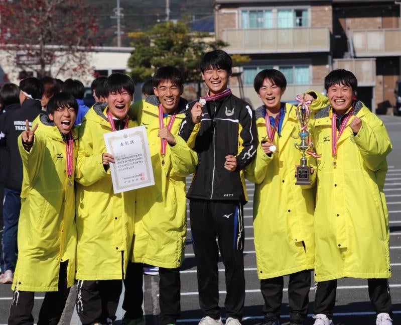 記念写真（右から岩﨑さん、赤澤さん、石鍋さん、木戸さん、原田さん、旭さん）