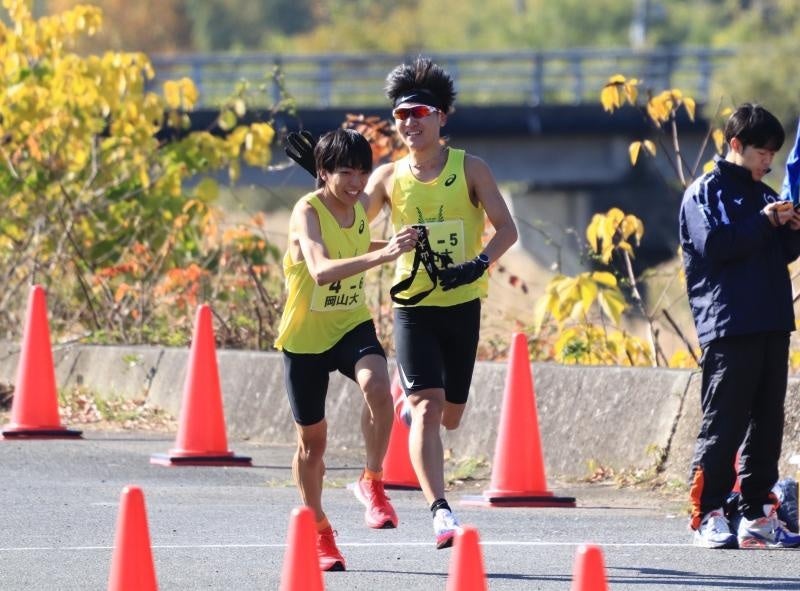 旭さんに襷を繋ぐ原田さん