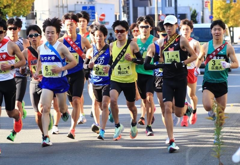 スタート直後のレースの様子（中央が岩﨑さん）