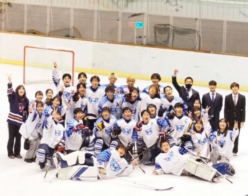 逆転優勝に盛り上がる集合写真