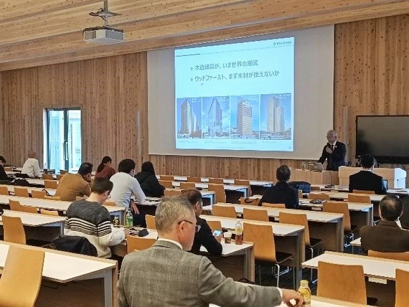 講演をする花井氏