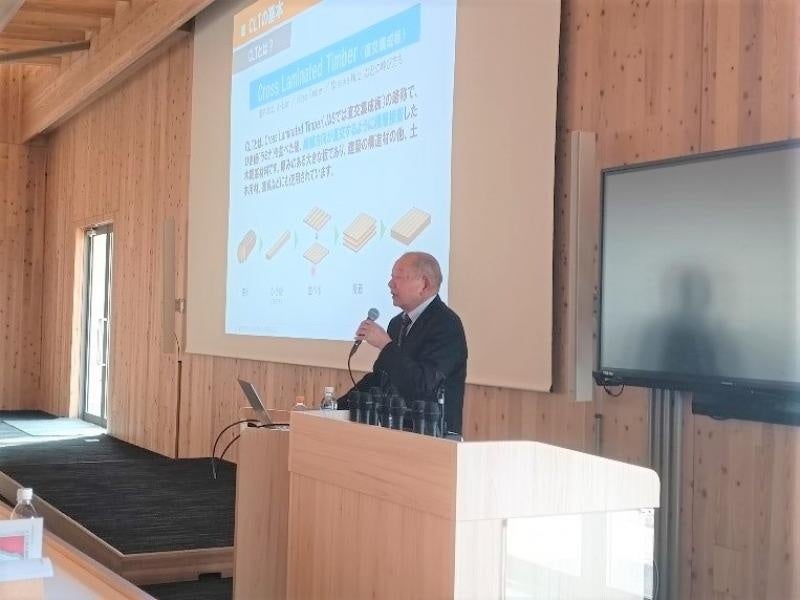 講演をする河合氏