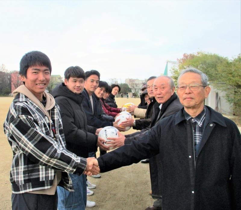 サッカーボール贈呈の様子