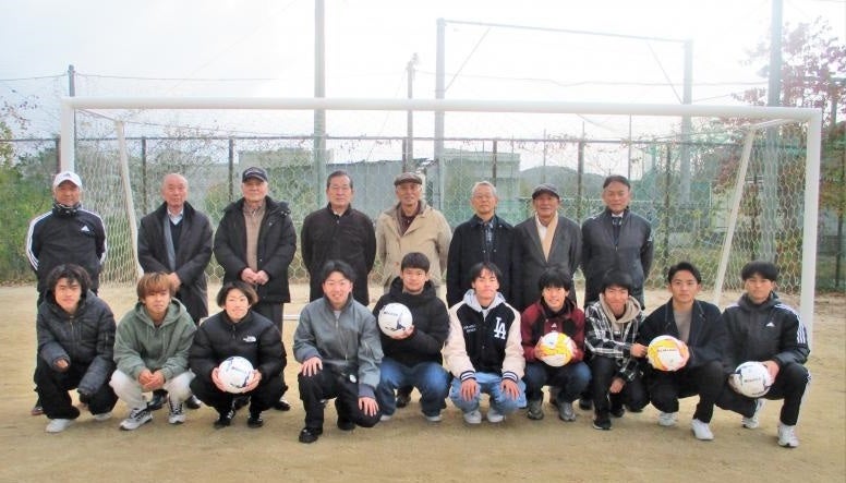 OBと現役学生と集合写真