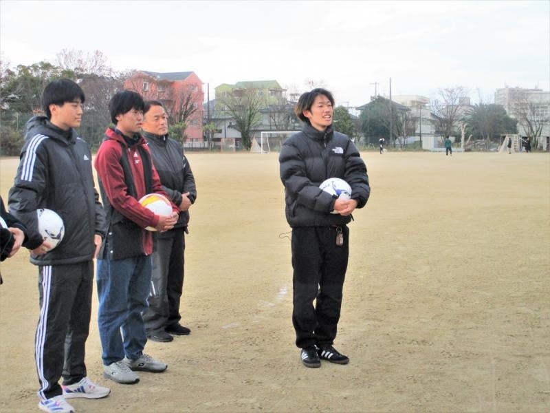 卒業生の方へお礼を伝える光岡さん(一番右)