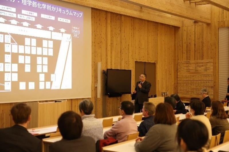 表彰式でのプレゼンの様子（岡本准教授）