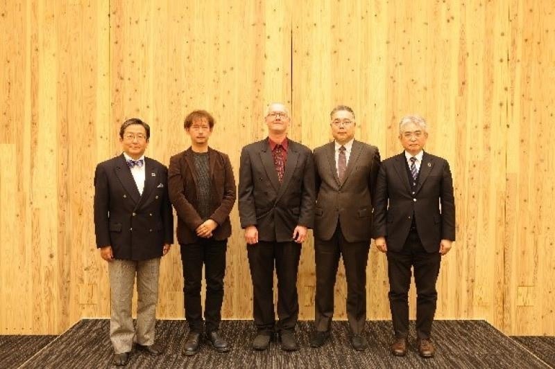 左から那須学長、受賞者の池谷准教授、Rucynski John Edward准教授、岡本准教授、菅理事（教学担当）・上席副学長