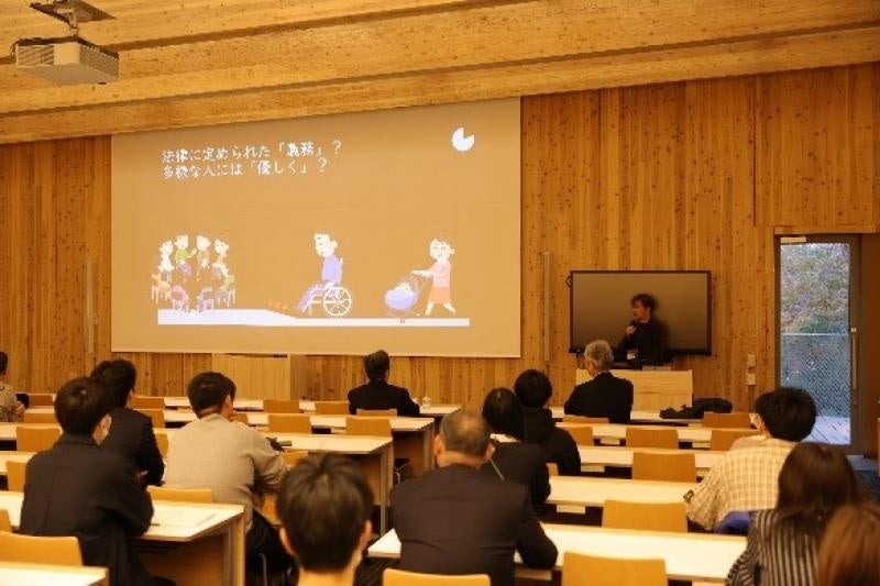 表彰式でのプレゼンの様子（池谷准教授）