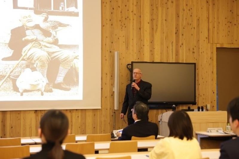 表彰式でのプレゼンの様子（Rucynski John Edward准教授）