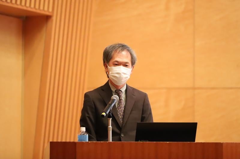 閉会あいさつする遊佐研究科長