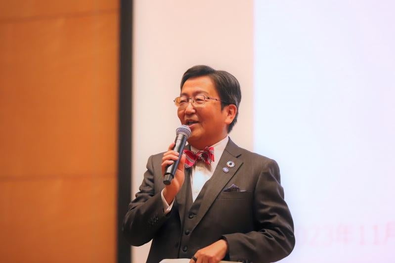 開会あいさつする那須学長