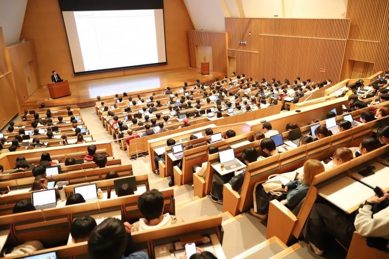 真剣に聴講する学生で満席となった会場の様子