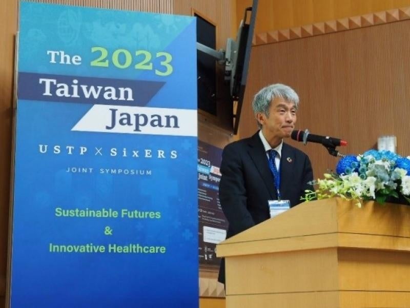 あいさつする鈴木副学長