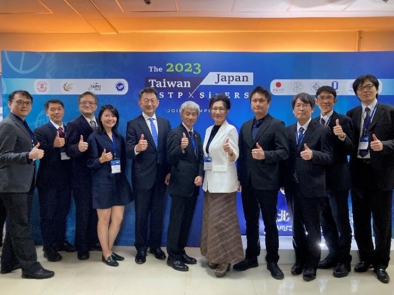 参加者による会場での記念撮影