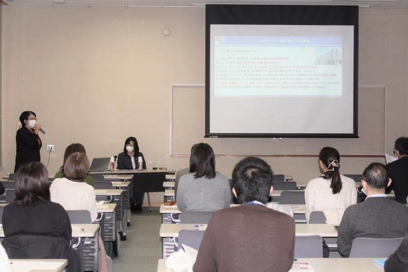 やさしい日本語研修：熱心に聴講する参加者