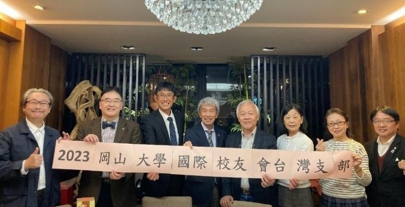 鈴木副学長(左から4番目)、周希正支部長(右から4番目)と同窓生らとの記念撮影