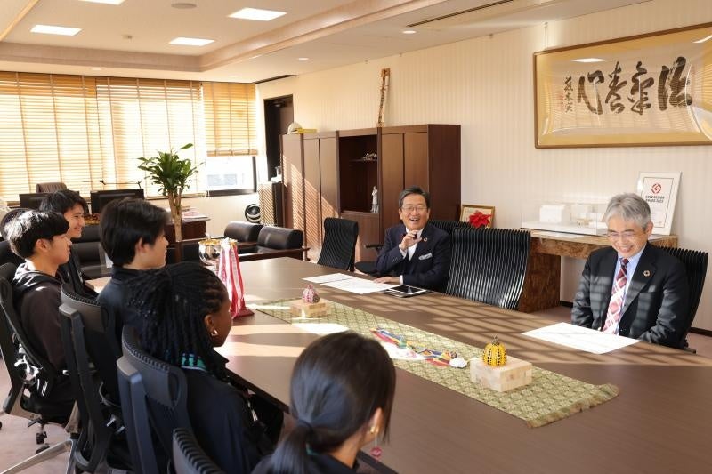 和やかな報告会の様子