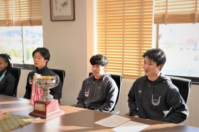 大会結果を報告する古賀さん（右）