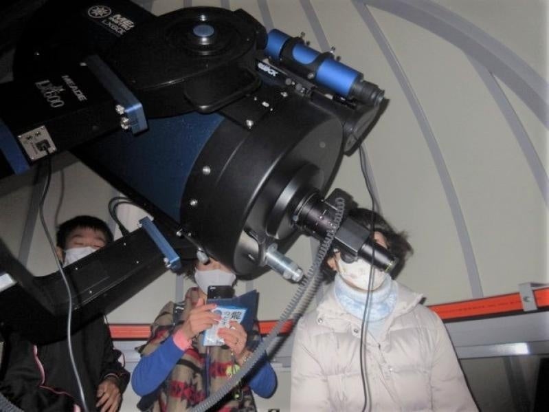 35cm望遠鏡で天体観察をする参加者
