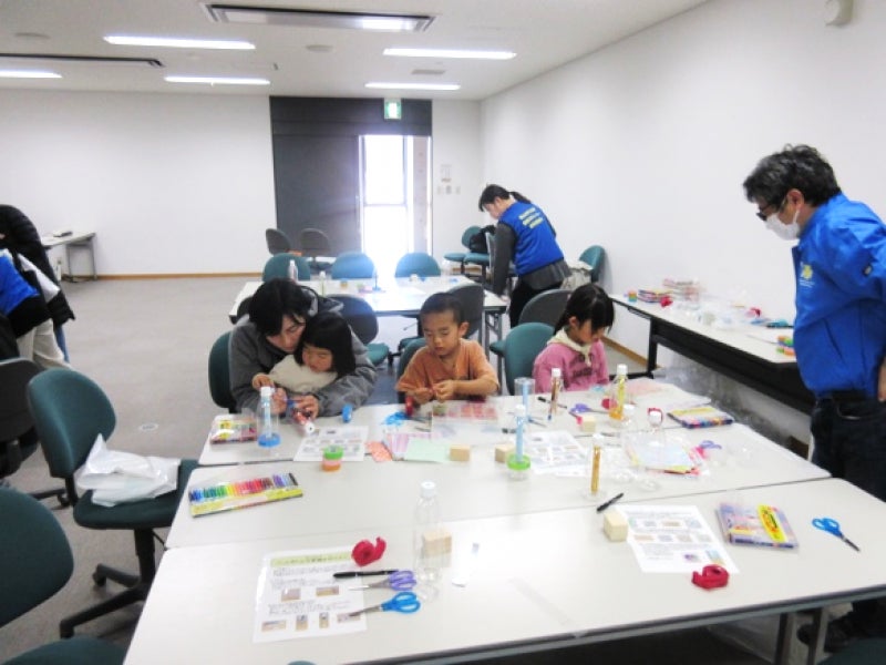 ペットボトル万華鏡作りを体験する子どもたち