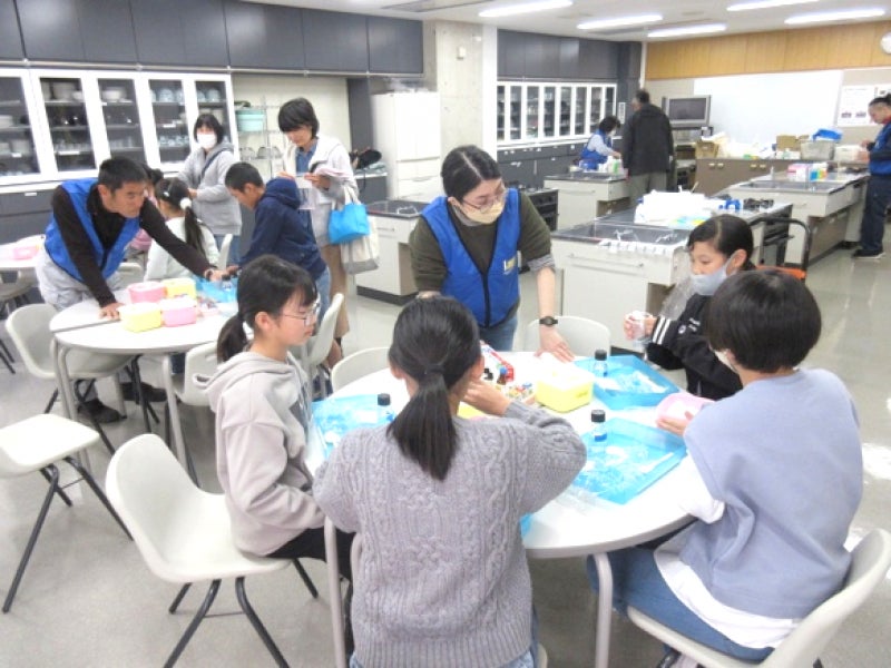 入浴剤作りを体験する子どもたち