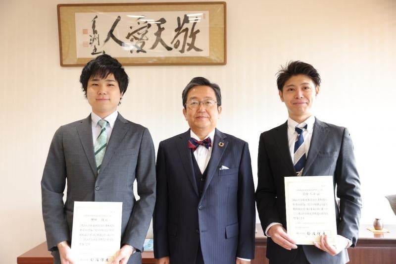 左から綱田研究准教授、那須学長、荒川研究准教授