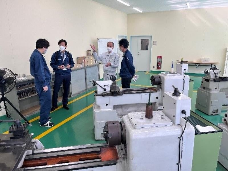 津山高専の実習工場を見学する堀課長（左から2人目）ら