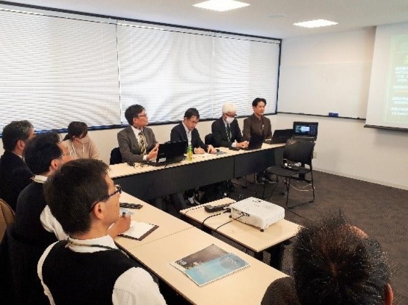 熱心に発表を聞く参加者