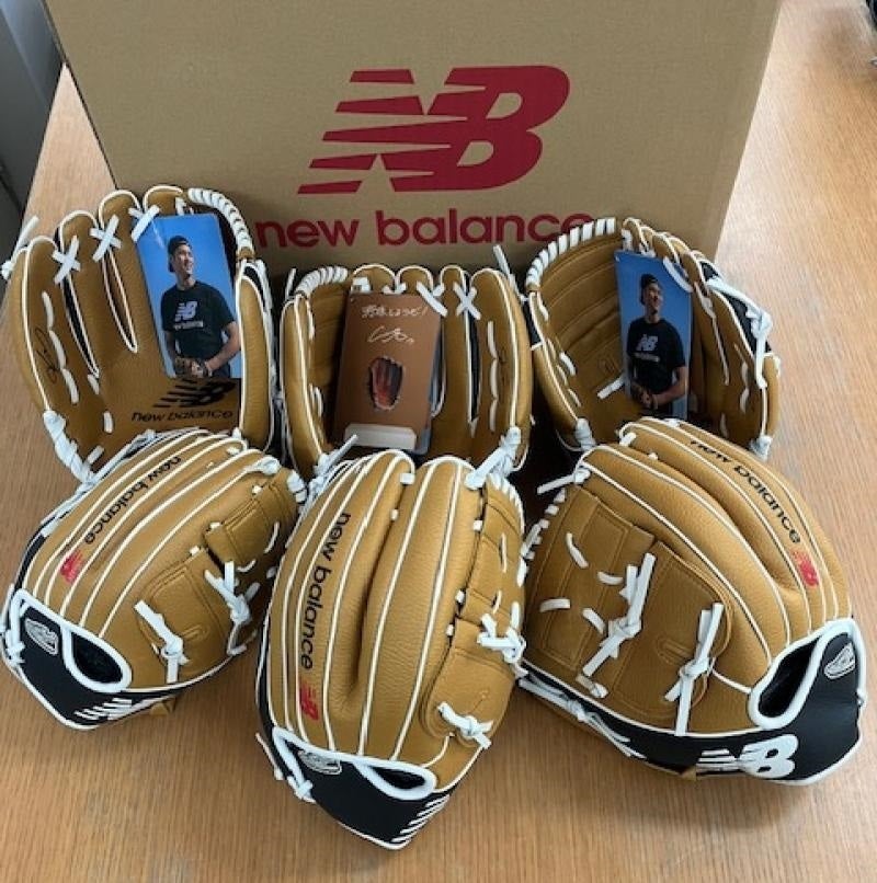 附属小学校と附属特別支援学校小学部に届いたグローブ