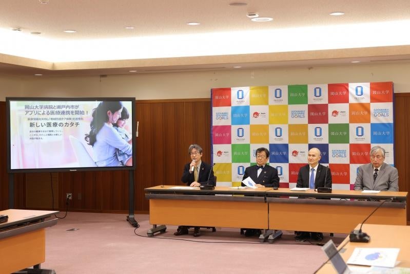 会見に臨む（左から）前田病院長、那須学長、武久市長、竹内氏