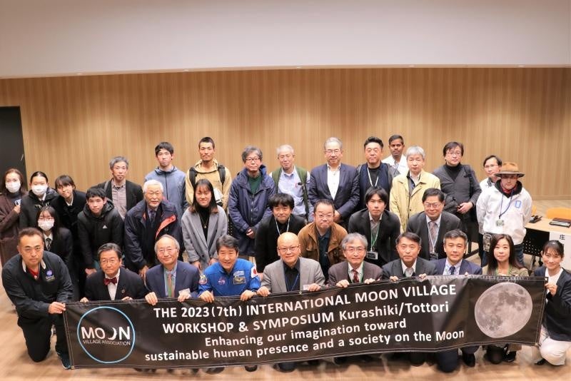 公開フォーラムの集合写真 (最前列左2人目から那須学長、藤木日本宇宙フォーラム理事長、土井京都大学特定教授・宇宙飛行士、中村特任教授、吉川JAXA宇宙科学研究所准教授、春山JAXA宇宙科学研究所助教、庄司大成建設株式会社)