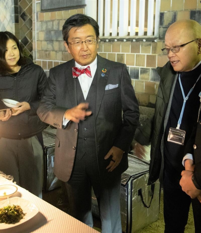 12月7日に大原美術館で開かれたバンケットにて振る舞われた野菜の試食会の様子（左2人目から那須保友学長、中村栄三特任教授）