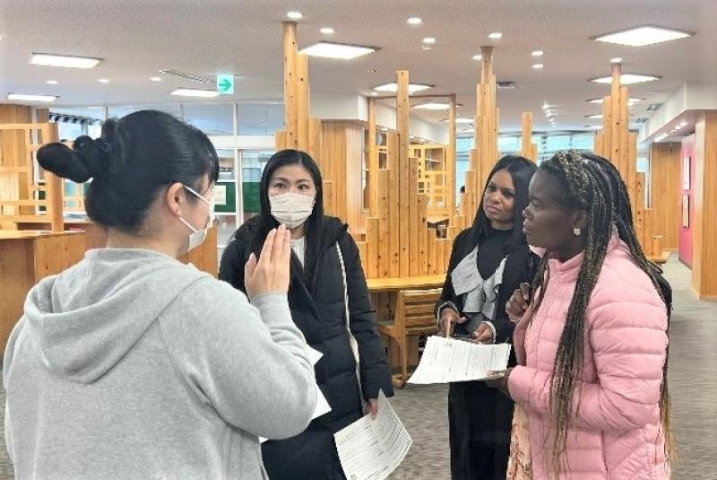 附属図書館見学の様子