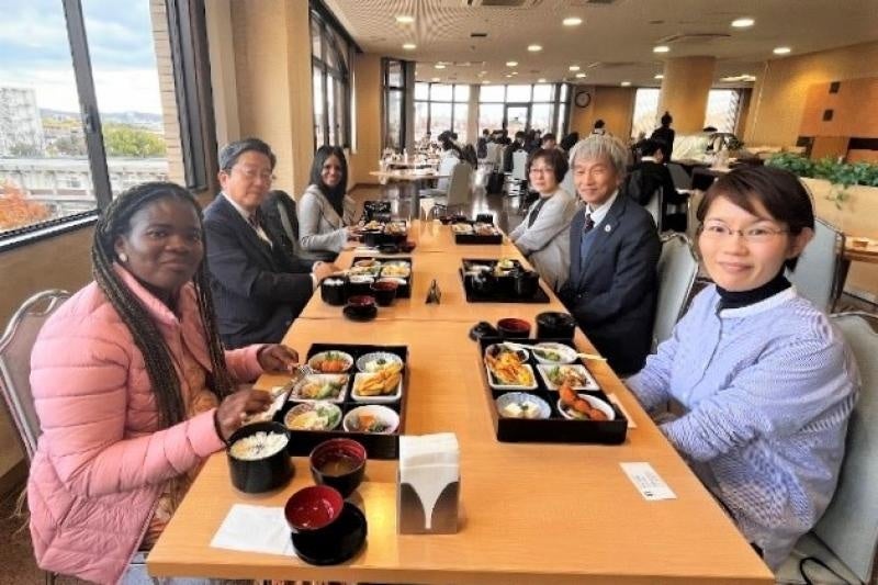 那須学長とWTT教員とのランチミーティングの様子