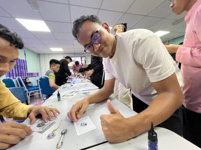 UV レジンを用いたアクセサリーづくりをするマレーシア・INTEC教育大学学生ら(マレーシア・INTEC教育大学のオンライン会場より)