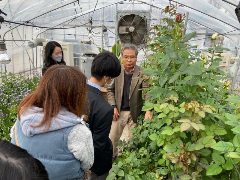 後藤学部長から説明を受ける参加者ら（農学部・温室）