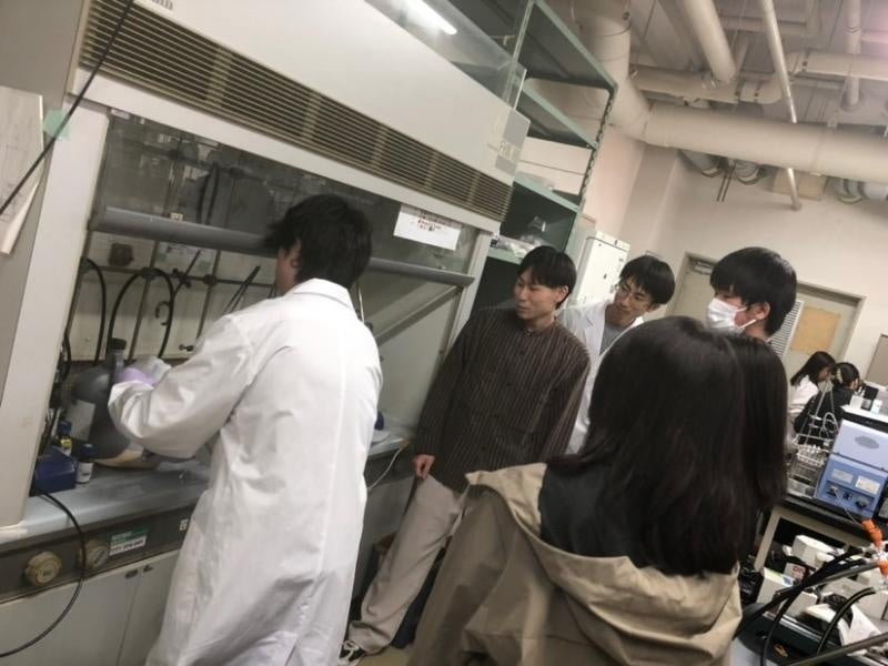 工学部で実験の様子を見学する参加者ら（工学部・坂倉研究室）