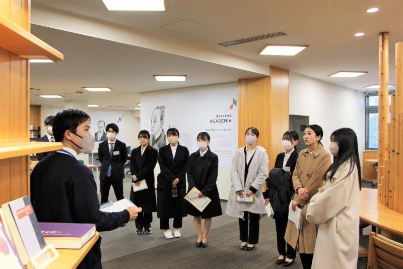 附属図書館の見学