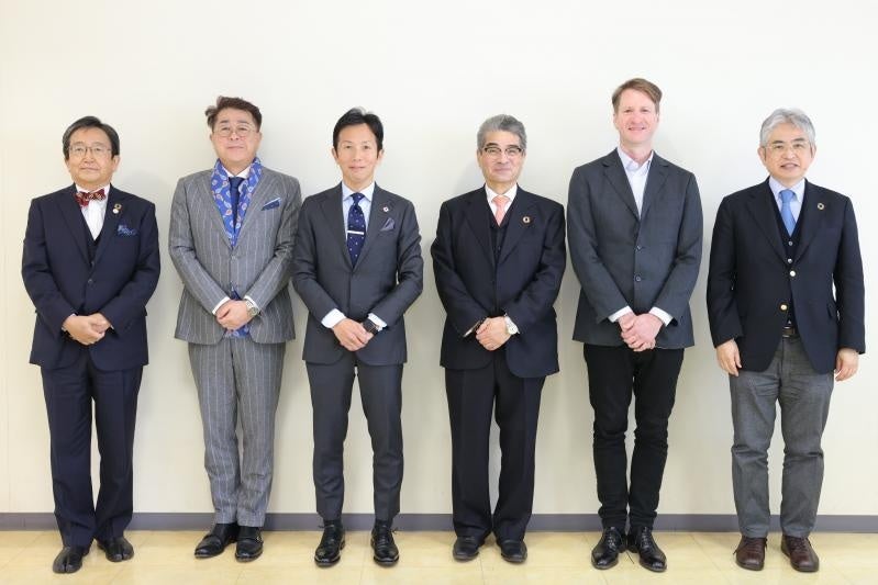 集合写真(左から那須保友学長、多賀代表取締役、松本代表取締役社長、町田准教授、PRICHARD CALEB SYLVE准教授、菅誠治理事(教学担当)・上席副学長)