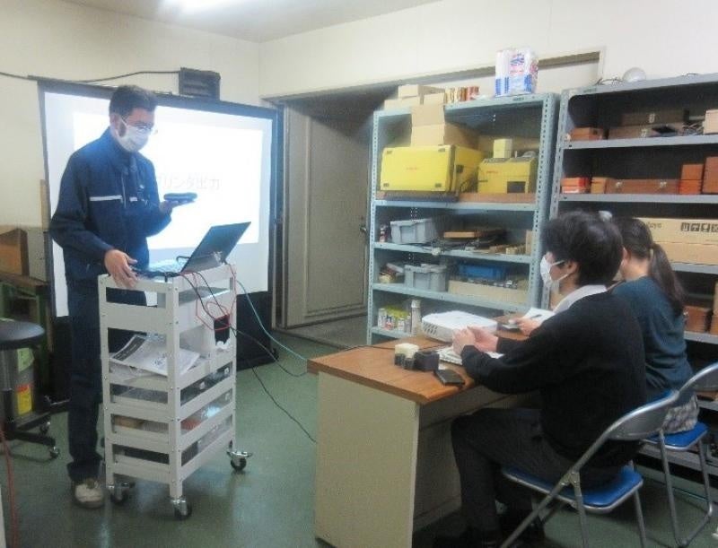 3Dプリンタの説明をする尾﨑技術職員