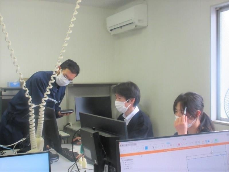 モデリングソフトを使って3Dデータを作成する受講生