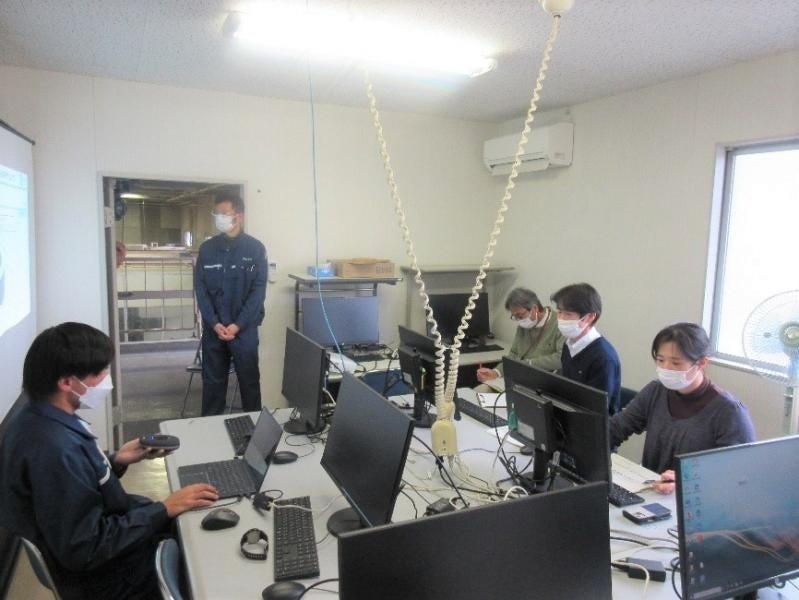 3Dプリンタの仕組み等基礎知識を受講する様子