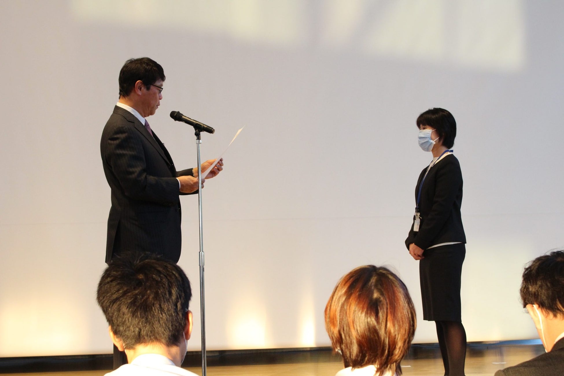 表彰状を読みあげる成瀬研究科長