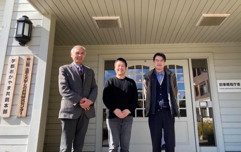 記念撮影（左から富岡特任教授、小松所長、石野教授）