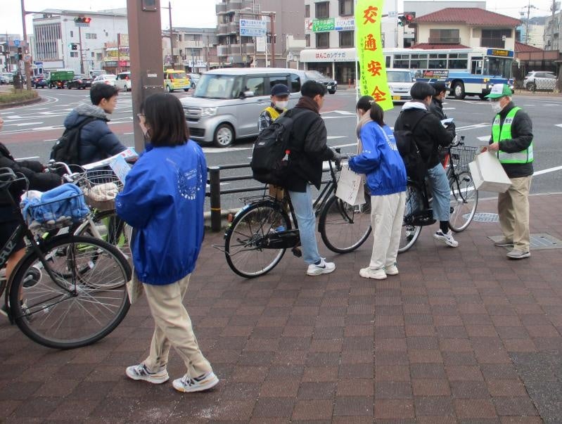 チラシを配布する学生と地域の方