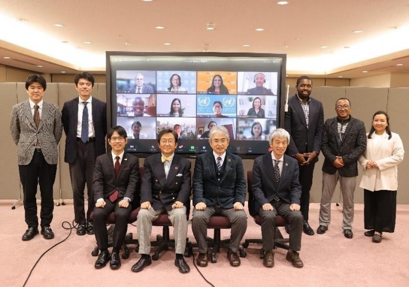 記念撮影(前列左から横井副学長、那須学長、菅理事、鈴木副学長)
