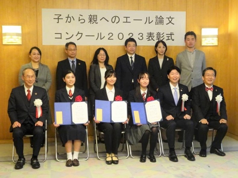 受賞者らによる記念撮影