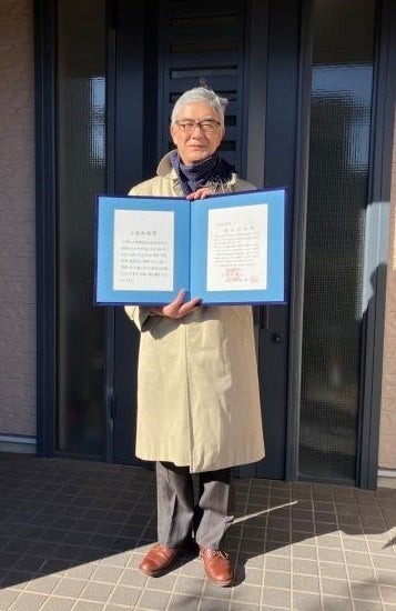 表彰状を手に記念写真