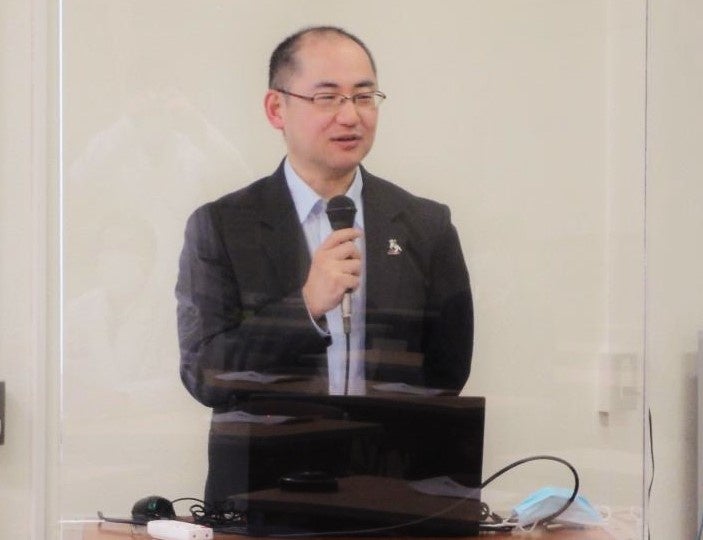 あいさつする総合技術部本部長の佐藤法仁副理事・副学長・URA