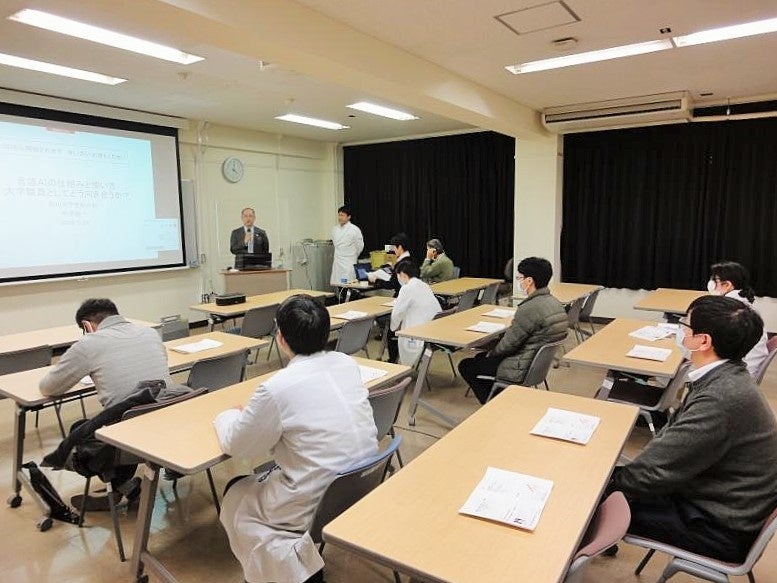 熱心に聴講する参加者